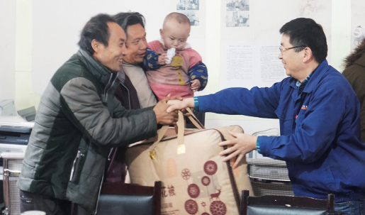 副董事長(zhǎng)熊朝陽為特困戶送暖被